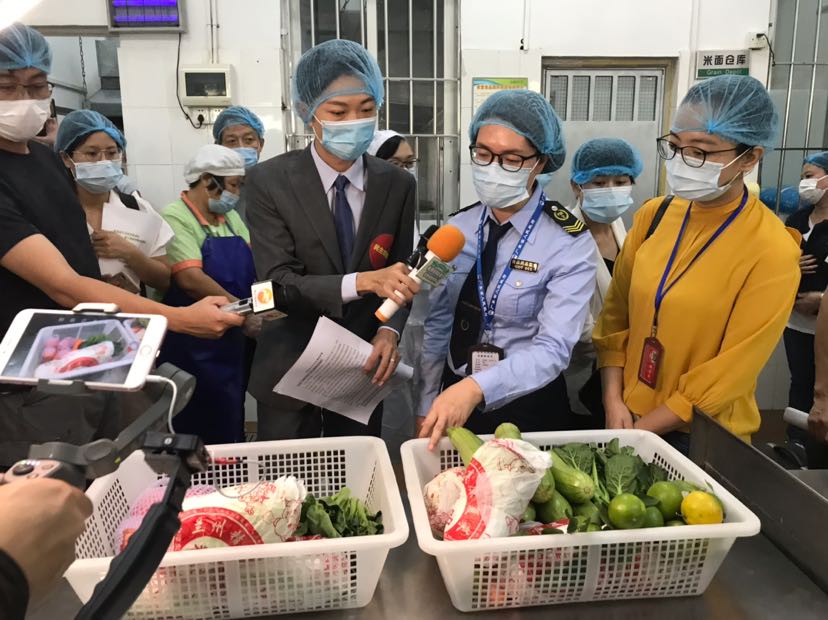 中山247家學(xué)校開(kāi)展食品快檢，市民觀察團(tuán)走入學(xué)校食堂